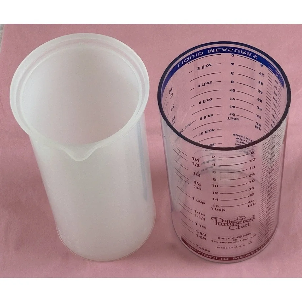 Pampered Chef 2 Cup Liquid Dry/Solid Adjustable Measuring Cup w/Spout **EUC**